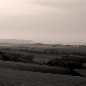 Paysage de champs vallonné et océan en noir et blanc - France  - collection de photos clin d'oeil, catégorie paysages